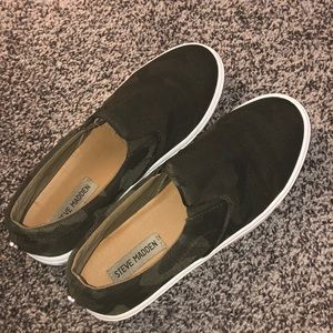 STEVE MADDEN camo slip on shoes